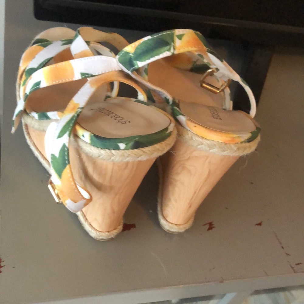 Size 8.5 - Picture 2 of 2
